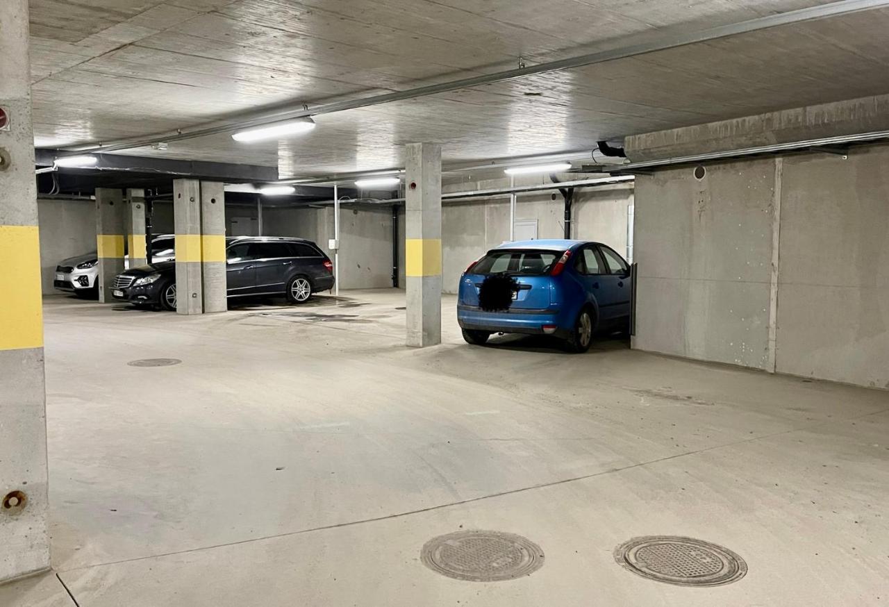 Close To Center And Naesijaervi - Free Parking, Ac, And Two Double Beds *