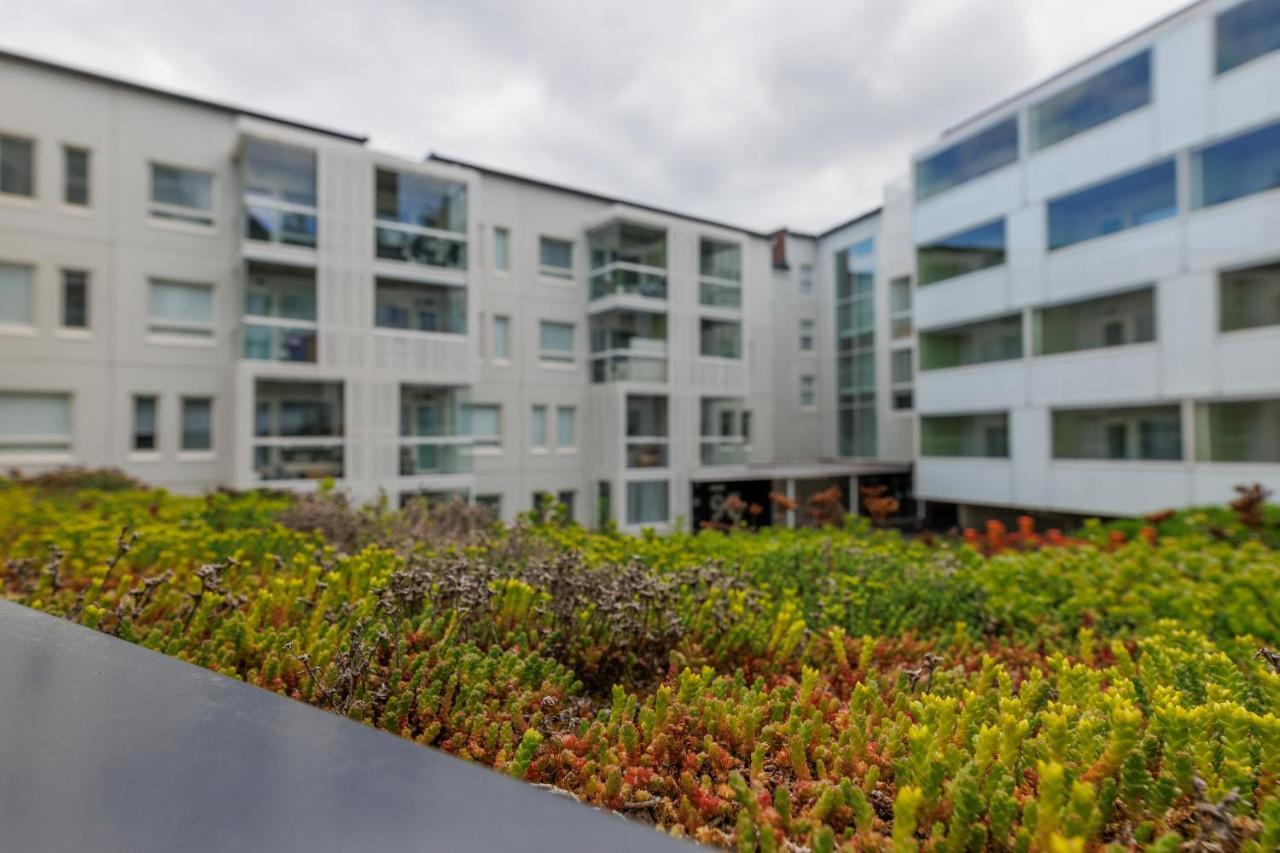 Close To Center And Naesijaervi - Free Parking, Ac, And Two Double Beds