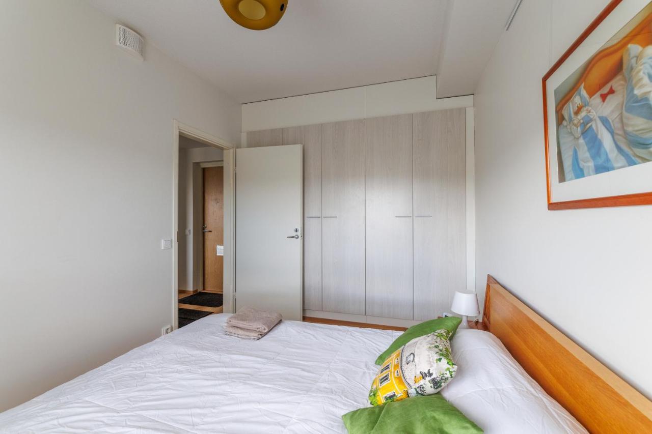 Close To Center And Naesijaervi - Free Parking, Ac, And Two Double Beds Tampere