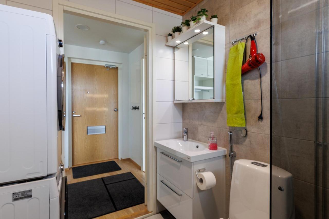 Close To Center And Naesijaervi - Free Parking, Ac, And Two Double Beds